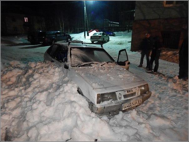 В Кандалакше снежная глыба едва не задавила ребенка в машине