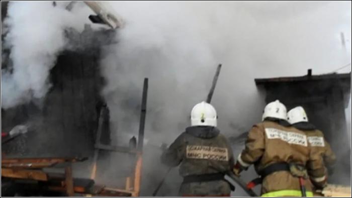 В Кандалакше пожарные тушили баню