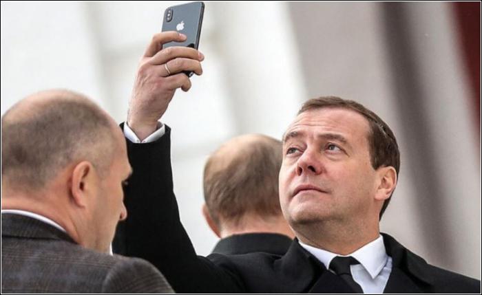 Медведев: Стране не хватает миллиона чиновников
