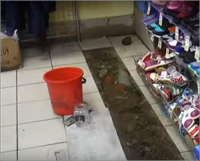 В Кандалакше из-за коммунальной аварии затоплен целый магазин