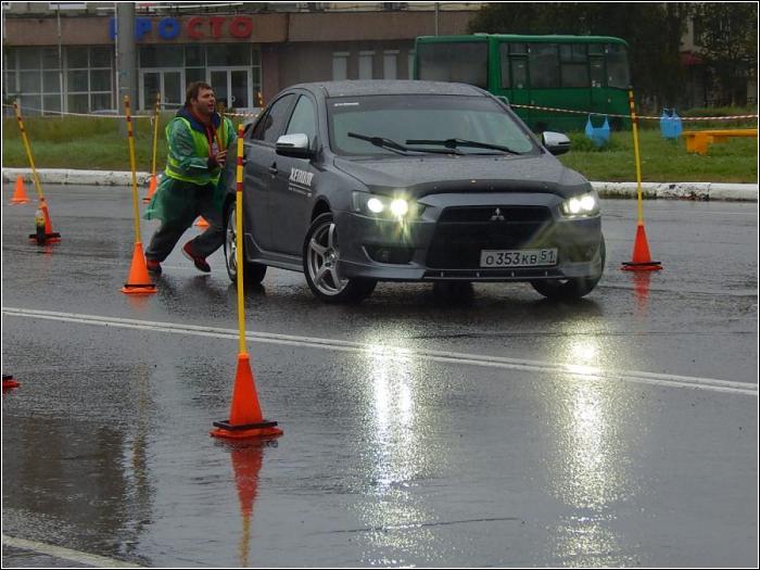 В Кандалакше состоялись соревнования по скоростному маневрированию на автомобилях. Фото+Видео