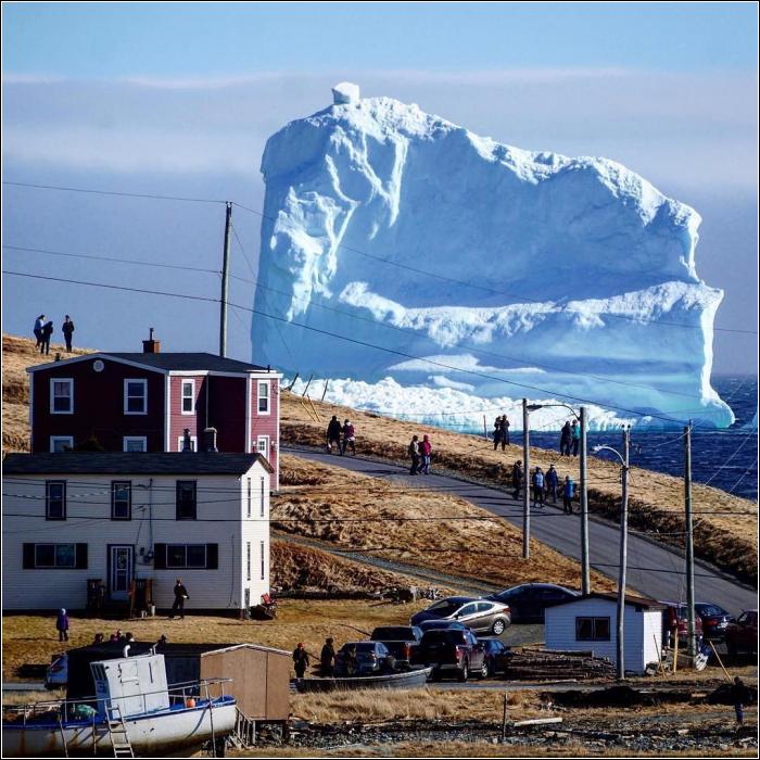 Огромный айсберг в Канаде открыл туристический сезон