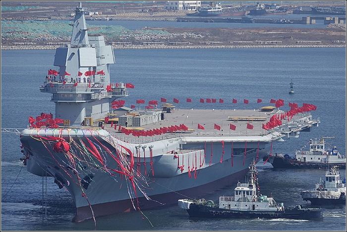 Китайский авианосец завершил первый выход в море