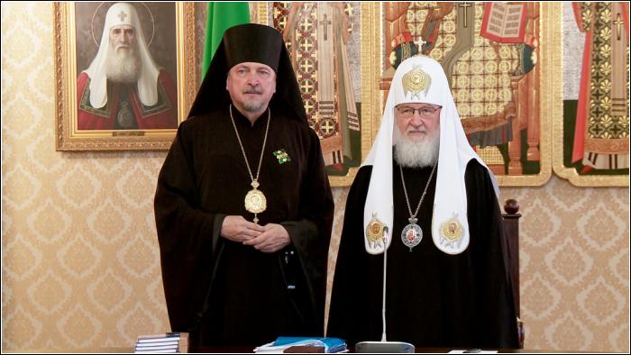 Патриарх вручил орден епископу Североморскому и Умбскому